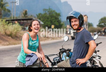 Pärchen genießen einen Roadtrip in Laos Stockfoto