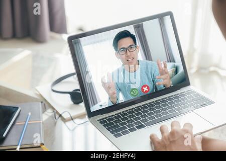 Mann hören und beobachten Online-Schulungen oder -Kurse, männliche Mitarbeiter machen Notizen in Webcam-Konferenz oder Briefing mit Kollegen, haben Web-Meeting unter Stockfoto