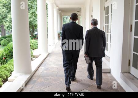 Präsident Barack Obama geht mit Stabschef Rahm Emanuel die Kolonnade entlang und kehrt zum Oval Office zurück, 16. Juni 2009. Stockfoto