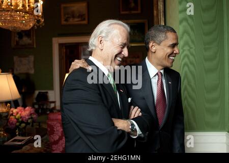 Präsident Barack Obama und Vizepräsident Joe Biden begrüßen die Teilnehmer des Vaterhauses im Grünen Raum im Weißen Haus am 19. Juni 2009. Stockfoto