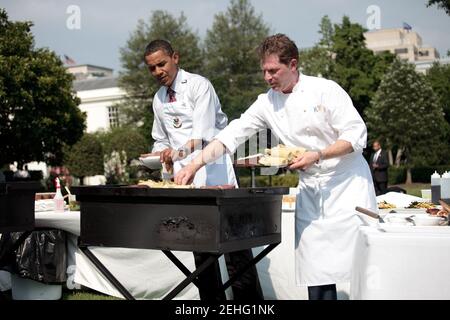 Präsident Barack Obama und Starkoch Bobby Flay Grill Steak, Mais und Grillhähnchen beim Kick Off Young Men's Barbeque auf dem South Lawn des Weißen Hauses, 19. Juni 2009. Stockfoto