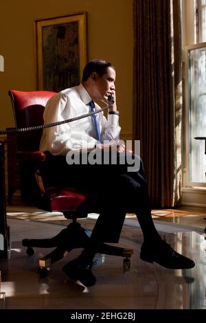 Präsident Barack Obama telefoniert mit dem irakischen Premierminister Nuri al-Maliki im Oval Office, 2. Februar 2009. Stockfoto