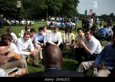 Lokale Studenten hören Reggie Love, persönliche Aide to Präsident Barack Obama, und Peter Orszag, links, Direktor des Office of Management and Budget beim Kick Off Young Men's Barbeque on the South Lawn of the White House, 19. Juni 2009. Stockfoto