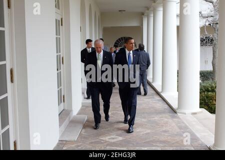 Präsident Obama geht mit Vizepräsident Joe Biden zum Oval Office entlang der Kolonnade, 3. Februar 2009. Stockfoto