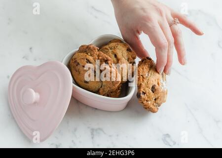 Frisch gebackene Chocolate Chip Cookies in Valentinstag Herzgericht Stockfoto