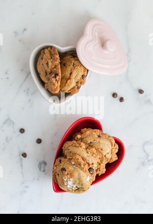 Frisch gebackene Chocolate Chip Cookies in Valentinstag Herzgericht Stockfoto