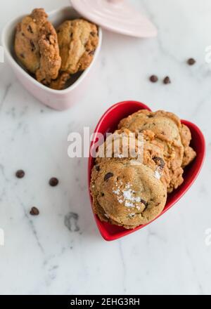 Frisch gebackene Chocolate Chip Cookies in Valentinstag Herzgericht Stockfoto
