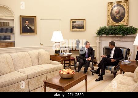 Präsident Barack Obama trifft sich mit dem kolumbianischen Präsidenten Álvaro Uribe im Oval Office des Weißen Hauses, 29. Juni 2009. Stockfoto