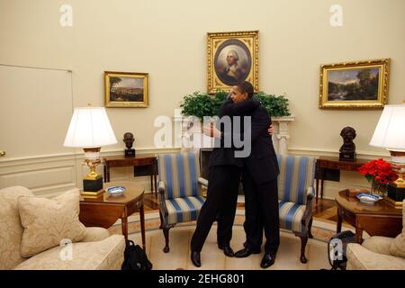 Präsident Barack Obama umarmt Innenminister Ken Salazar im Oval Office, 4. Februar 2009. Stockfoto