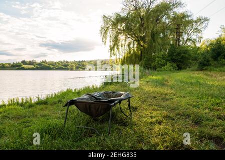 Karpfenangeln Sitzung am Lake.Carp Angeln landschaftlich schöne Landschaft mit Blick auf den See bei Dawn.Angelabenteuer, Karpfenfischen. Stockfoto