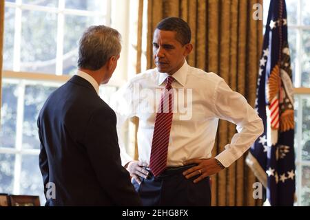Präsident Barack Obama spricht mit Stabschef Rahm Emanuel im Oval Office, 5. Februar 2009. Stockfoto