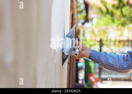 Maler mit frischer Farbe auf die Hausfassade. Stockfoto