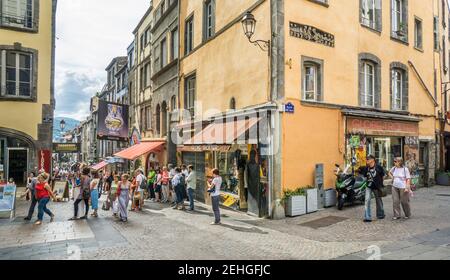 Rue des Gras in Clermont-Ferrand, beliebte Fußgängerzone, Departement Puy-de-Dôme, Region Auvergne-Rhône-Alpes, Frankreich Stockfoto