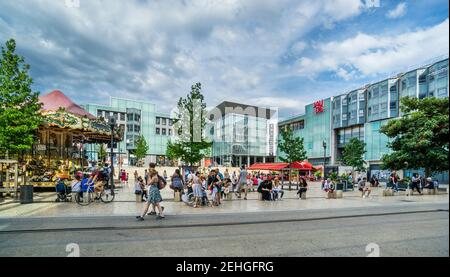 Place de Jaude, ein großer öffentlicher Platz in Clermont-Ferrand, Departement Puy-de-Dôme, Region Auvergne-Rhône-Alpes, Frankreich Stockfoto