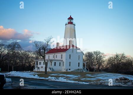 Leuchtturm in Sandy Hook, New Jersey, in einem späten Winternachmittag, mit Schnee noch auf dem Boden und das Licht ausgeschaltet -38 Stockfoto