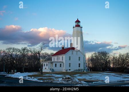 Leuchtturm in Sandy Hook, New Jersey, in einem späten Winternachmittag, mit Schnee noch auf dem Boden und das Licht ausgeschaltet -39 Stockfoto