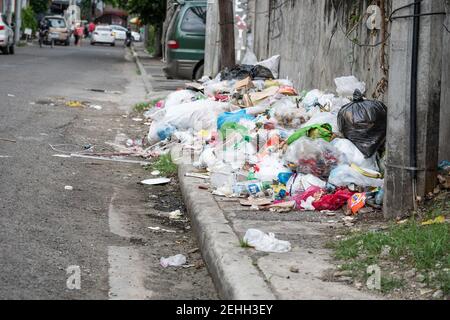 Ungesammelter Müll stapelte sich in einer Seitenstraße von Cebu City auf den Philippinen Stockfoto