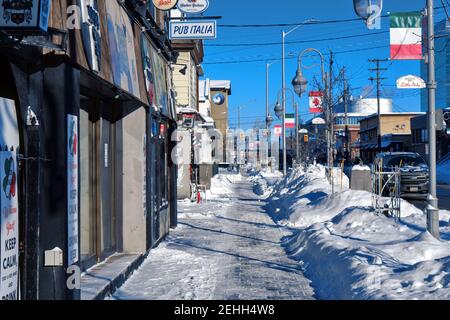 Leben in einer kalten Stadt - Winterlandschaften von Ottawa - bunte Preston Street an einem verschneiten Morgen unter einem klaren blauen Himmel. Ontario, Kanada. Stockfoto