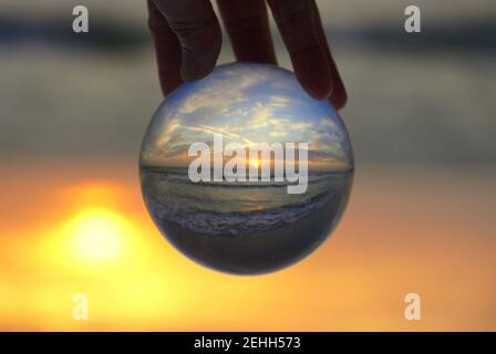 Wunderschöner Sonnenuntergang, aufgenommen durch einen Objektivball am Madeira Beach, Florida, USA Stockfoto