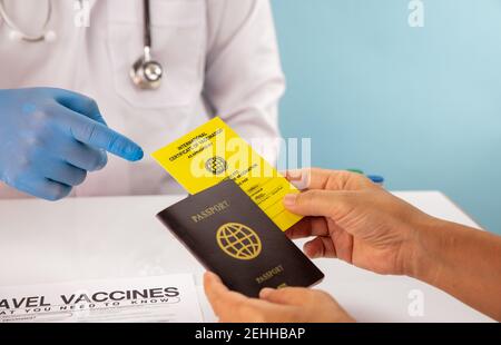 Holen Sie sich vor der Reise einen internationalen Impfpass Stockfoto