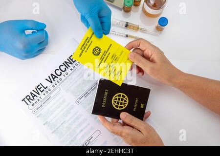 Holen Sie sich vor der Reise einen internationalen Impfpass Stockfoto