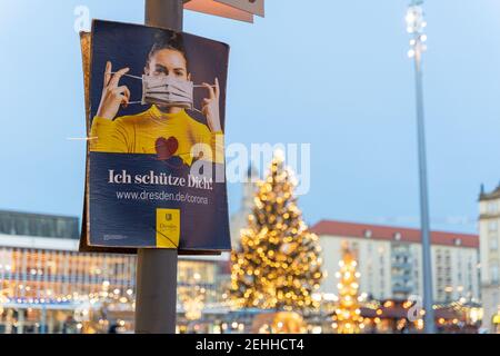 Covid misst die Marketingkampagne der Regierung. Plakat am Altmarkt, wo der berühmte Dresdner Weihnachtsmarkt Striezelmarkt sein sollte. Stockfoto