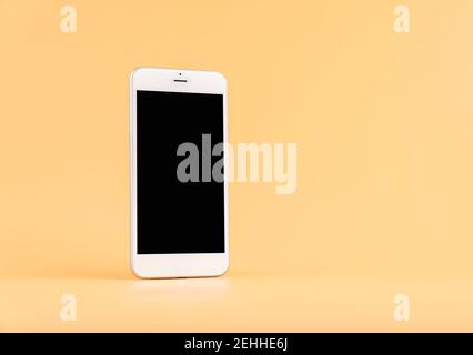 Smartphone-Bildschirm ist leer auf orangefarbenem Hintergrund, Mockup für Präsentationsvorlage. Stockfoto
