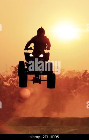 Silhouette ATV Sprung auf Schmutz-Trakt Stockfoto