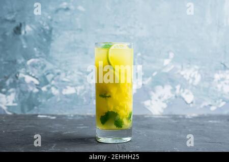 Frische Ananas Mojito auf rustikalem Hintergrund. Selektiver Fokus. Geringe Schärfentiefe. Stockfoto