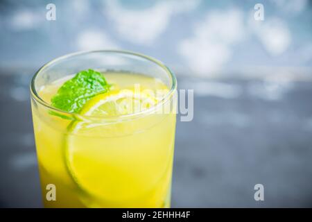 Frische Ananas Mojito auf rustikalem Hintergrund. Selektiver Fokus. Geringe Schärfentiefe. Stockfoto