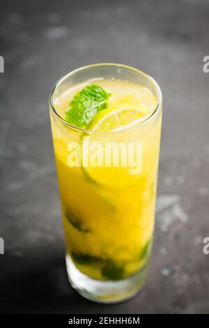 Frische Ananas Mojito auf rustikalem Hintergrund. Selektiver Fokus. Geringe Schärfentiefe. Stockfoto