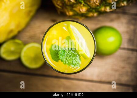 Frische Ananas Mojito auf rustikalem Hintergrund. Selektiver Fokus. Geringe Schärfentiefe. Stockfoto
