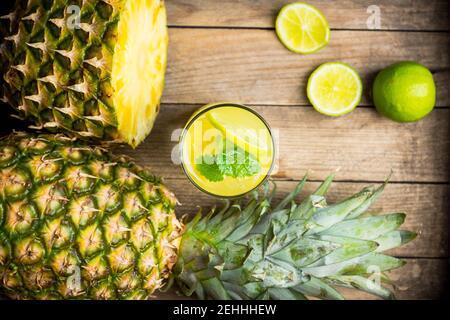 Frische Ananas Mojito auf rustikalem Hintergrund. Selektiver Fokus. Geringe Schärfentiefe. Stockfoto