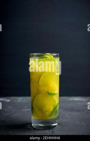 Frische Ananas Mojito auf rustikalem Hintergrund. Selektiver Fokus. Geringe Schärfentiefe. Stockfoto