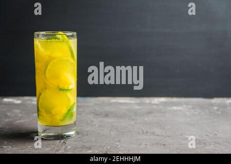 Frische Ananas Mojito auf rustikalem Hintergrund. Selektiver Fokus. Geringe Schärfentiefe. Stockfoto