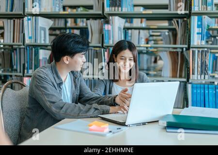 Studierende studieren in der Bibliothek mit Laptop an der Universität. Bildungskonzept. Stockfoto