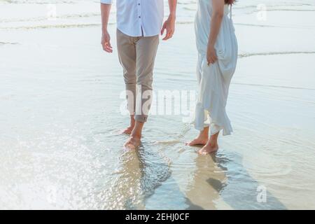 Romantisches Paar steht am Strand im Meerwasser. Stockfoto