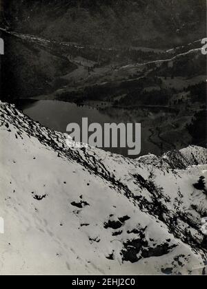 Panorama, Lago di Ledro und Tal bis Bezzecca. Standpunkt, Tomeabru. (1. Teilbild = WK1 ALB082 24352) Stockfoto