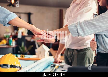 Ingenieure und Architekten Partner Teamarbeit verbinden Hände zusammen. Gruppe Menschen Hände waren Zusammenarbeit, um in Unternehmen zu vertrauen. Stockfoto