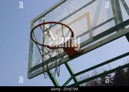 Basketballkorb mit Frost auf dem Rückwand Stockfoto