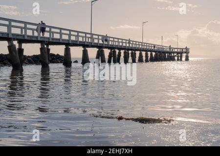 Pier bei Sonnenaufgang in queensland australien Stockfoto