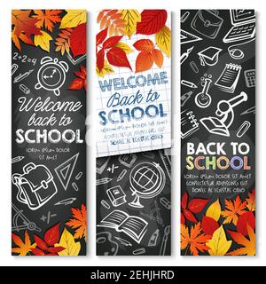 Willkommen Zurück zur Schule Banner Design-Vorlage auf schwarzen Kreidetafel oder Kreidetafel. Vektor Schultasche, Buch oder Pinsel und Ahornblatt, Noteboo Stock Vektor