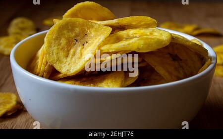 Knusprige Bananenchips in einer Schüssel. Indische Bohnenkraut Stockfoto