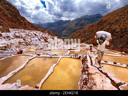 Salzteiche von Maras (Salinas de Maras), Heilige Tal, Peru. Stockfoto