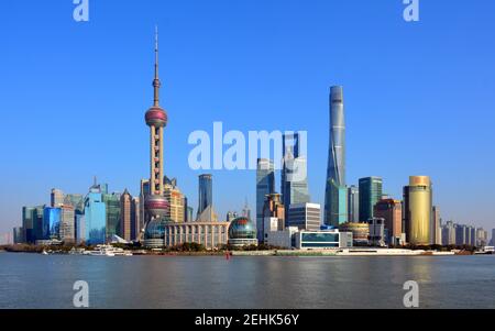 Klassische Touristenansicht der Pudong Skyline in Shanghai vom Bund aus gesehen. Chinesisches Neujahr Februar 2021 Stockfoto