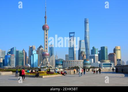 Klassische Touristenansicht der Pudong Skyline in Shanghai vom Bund aus gesehen. Chinesisches Neujahr Februar 2021 Stockfoto