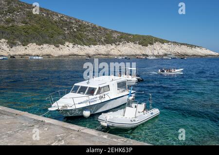 Bisevo, Kroatien - Aug 16, 2020: Tour Guide Schnellboot am blauen Höhlenhafen im Sommer Stockfoto