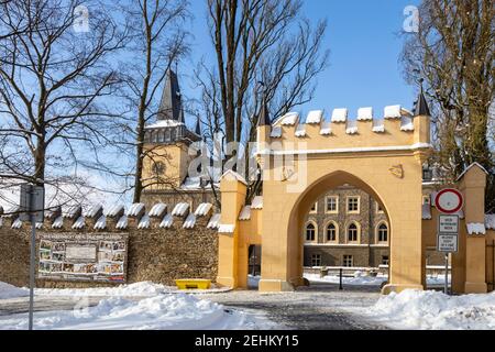 Pseudogoticky zamek z 1547, Zruc nad Sázavou, Středočeský kraj, Ceska Republika/neo-gotische Burg aus 1547, Stadt Zruc nad Sázavou, Mittelböhmen, Stockfoto