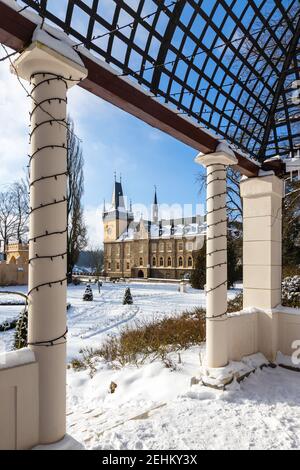 Pseudogoticky zamek z 1547, Zruc nad Sázavou, Středočeský kraj, Ceska Republika/neo-gotische Burg aus 1547, Stadt Zruc nad Sázavou, Mittelböhmen, Stockfoto