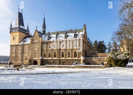 Pseudogoticky zamek z 1547, Zruc nad Sázavou, Středočeský kraj, Ceska Republika/neo-gotische Burg aus 1547, Stadt Zruc nad Sázavou, Mittelböhmen, Stockfoto